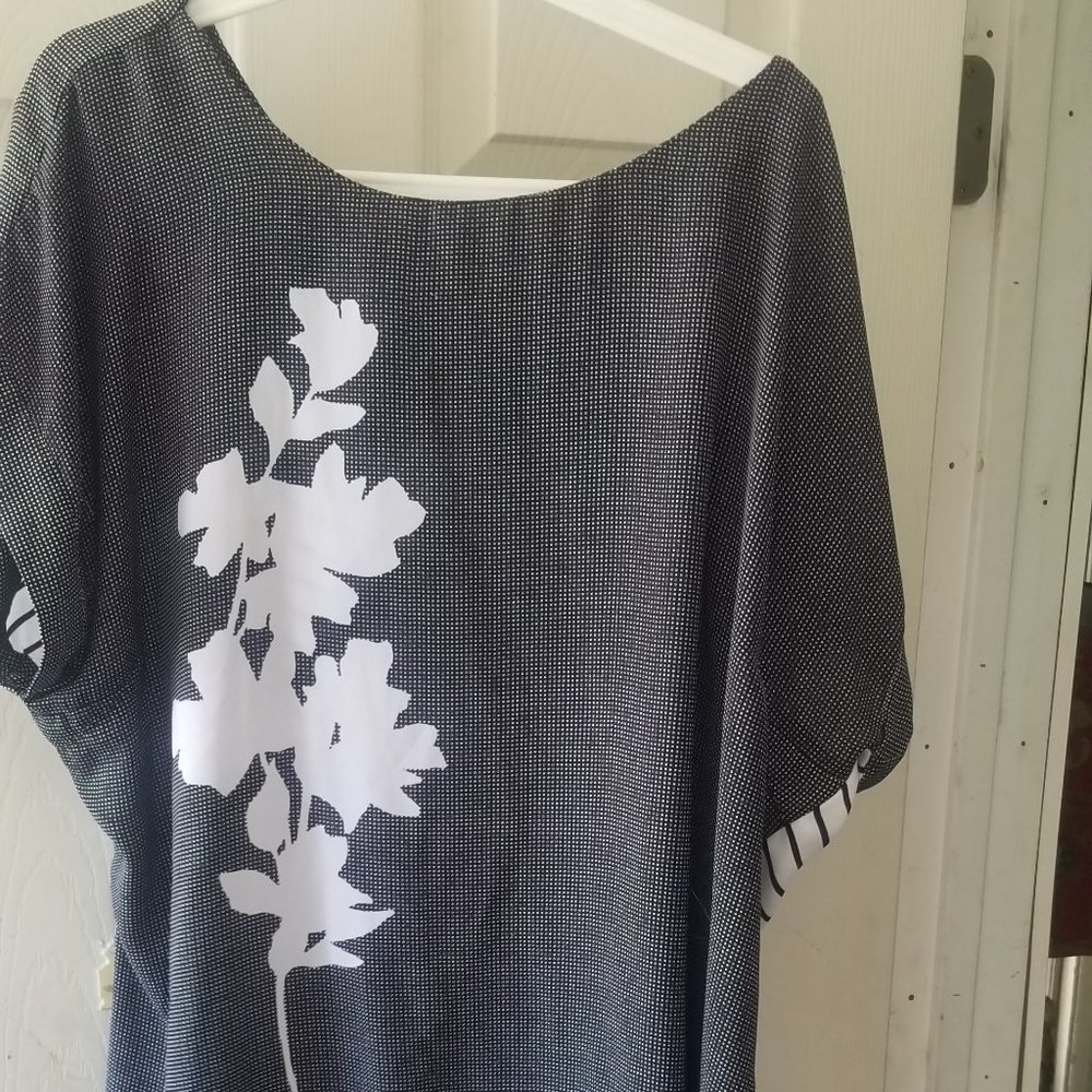 Worthington Blouse Black & White  tunic sleeves.